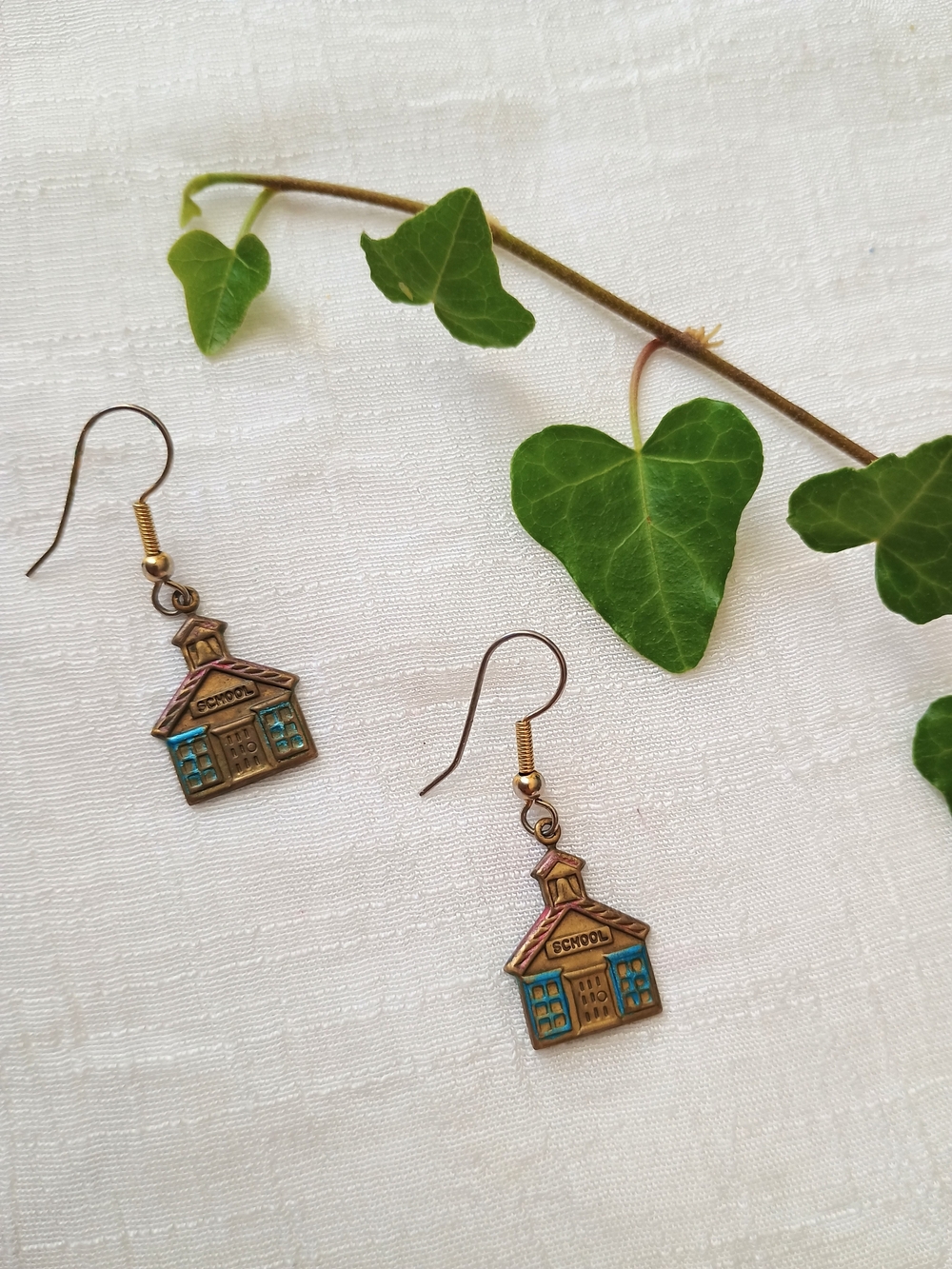 🍎 TEACHER STYLE 🍎 VtG 90s Hand-Painted Enamel, Stamped Tin Schoolhouse Earring